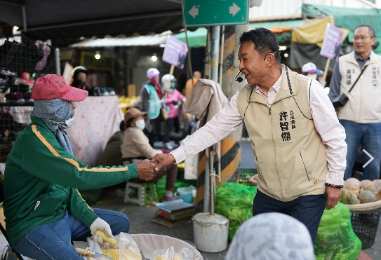 ▲許智傑上午走訪岡山文賢市場與路竹菜市場,與攤商及採買民眾近距離互動。(記者 李堂安 翻攝)