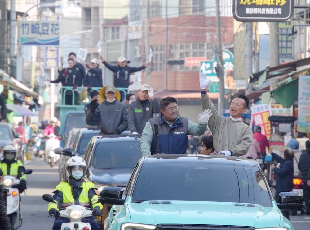 蔡易餘立委在縣長翁章梁、議長張明達、陳冠廷立委及各地要角人物陪同，以車隊展現全力衝刺的拚戰決心。（圖/蔡易餘競選總部提供）