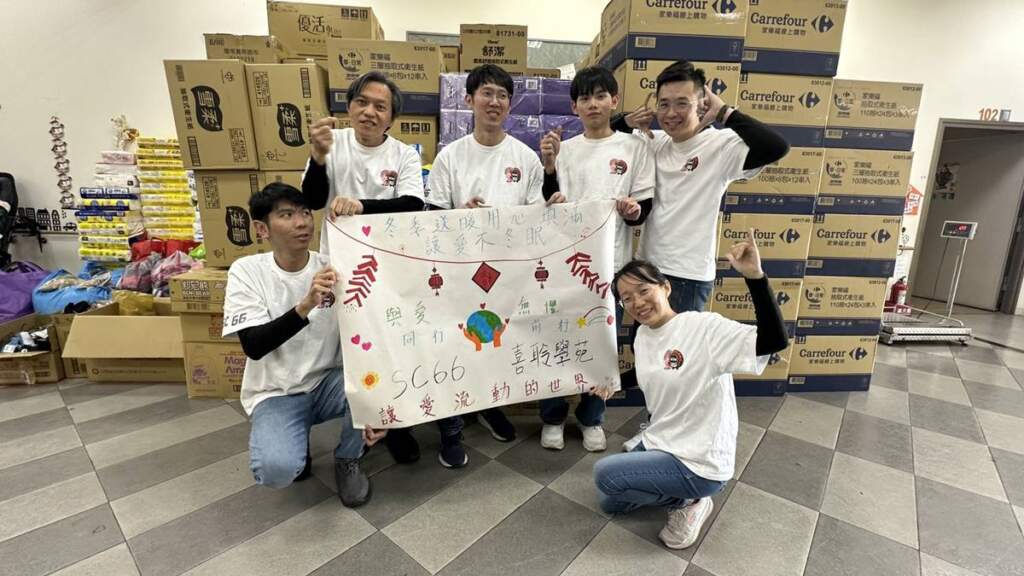 ▲喜聆學苑「學習教練第66班」六位同學於1月10日傍晚自發發起「寒冬送暖‧愛與關懷」公益行動,在短短18小時內完成物資募集與關懷行程,將滿滿的愛心送進長照機構,為寒冬注入溫暖力量。