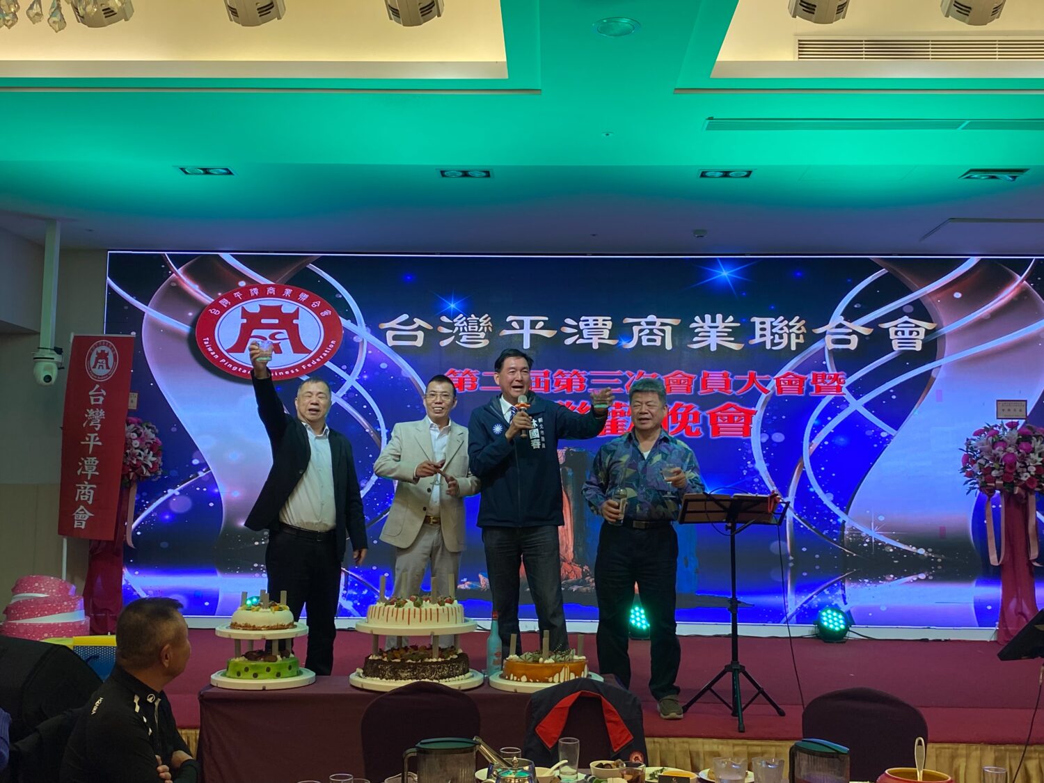 出身小金門的新北市板橋區議員林國春(右2)邀集「大家乾杯！」一飲而盡，展現好酒量並趁機為家鄉金門高樑酒打廣告。(記者 包克明攝)