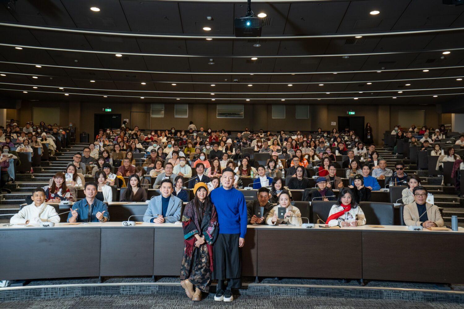 音樂人田定豐和靈性導師朱衍舞舉辦暢銷新書分享會,現場超過400人參與的震撼視聽的靈性音樂盛宴!(圖/唱戲世界娛樂 提供)