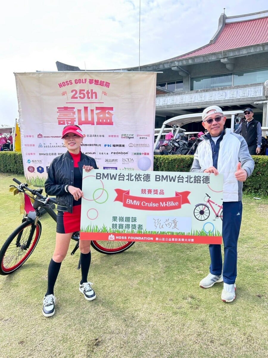 ▲果嶺趣味競賽得獎人是張芮萁(左)及頒獎人是台北BMW董事長依德、鎔德簡金鎔(右)合影。