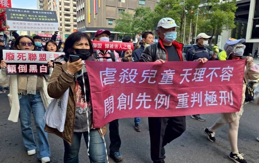 ▲群眾自發自願從四面八方集結於中正紀念堂,共同發起「護兒少反廢死」遊行,表達對兒童保護議題的關切!