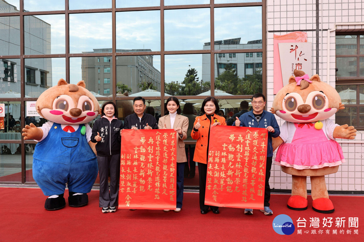 雲林縣長張麗善前往斗六市公所貼紅榜祝賀／翻攝照片
