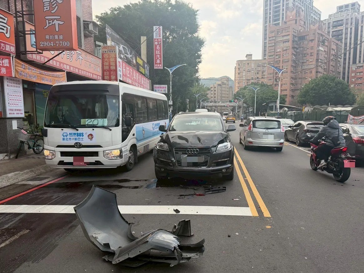 53歲陳姓女子駕駛新車要價329萬元起的奧迪Q7休旅車,行經龍安路、裕民街口時,疑似分神未注意前方路口號誌已轉為紅燈,竟毫無減速地撞上正在停等紅燈的Toyota Corolla Altis。