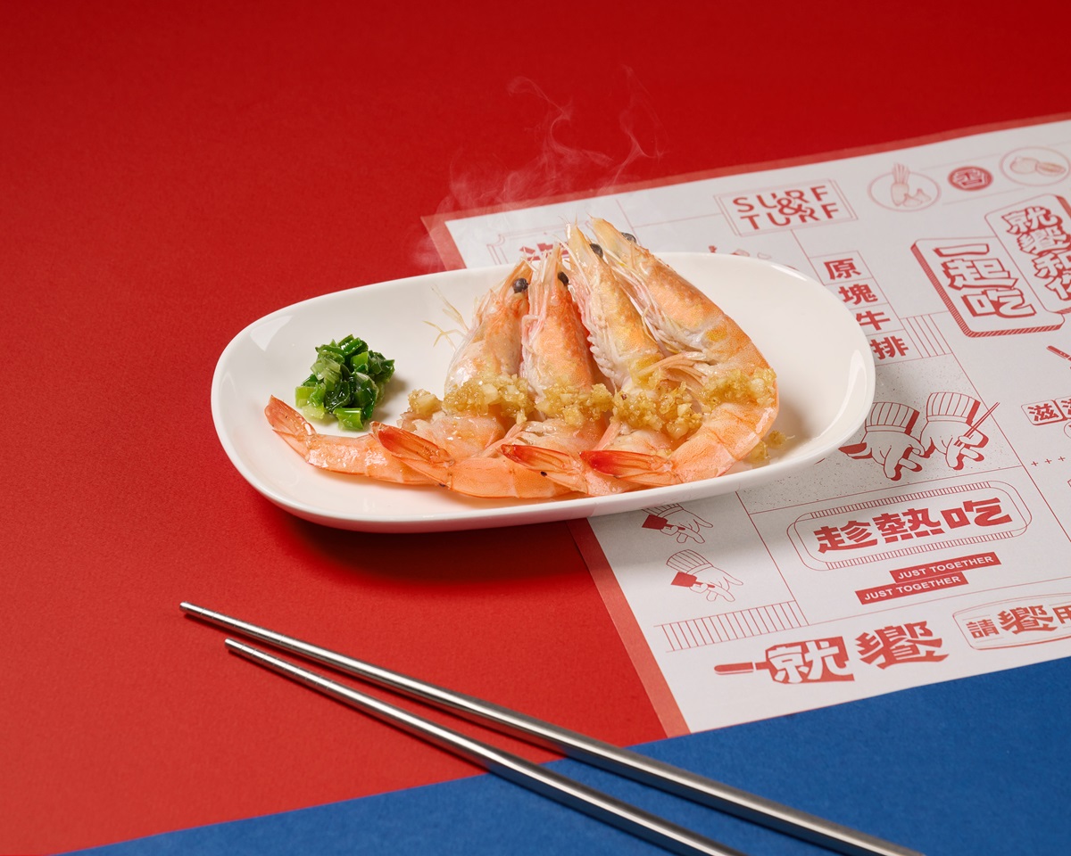 完成「就饗」LINE官方帳號活動，有機會獲得蒜香鮮蝦等招牌菜兌換券。（圖／王品集團提供）