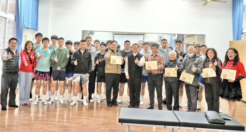 青年國中金虎籃球隊備戰全國賽 正修科大養生保健團隊進校守護選手健康
