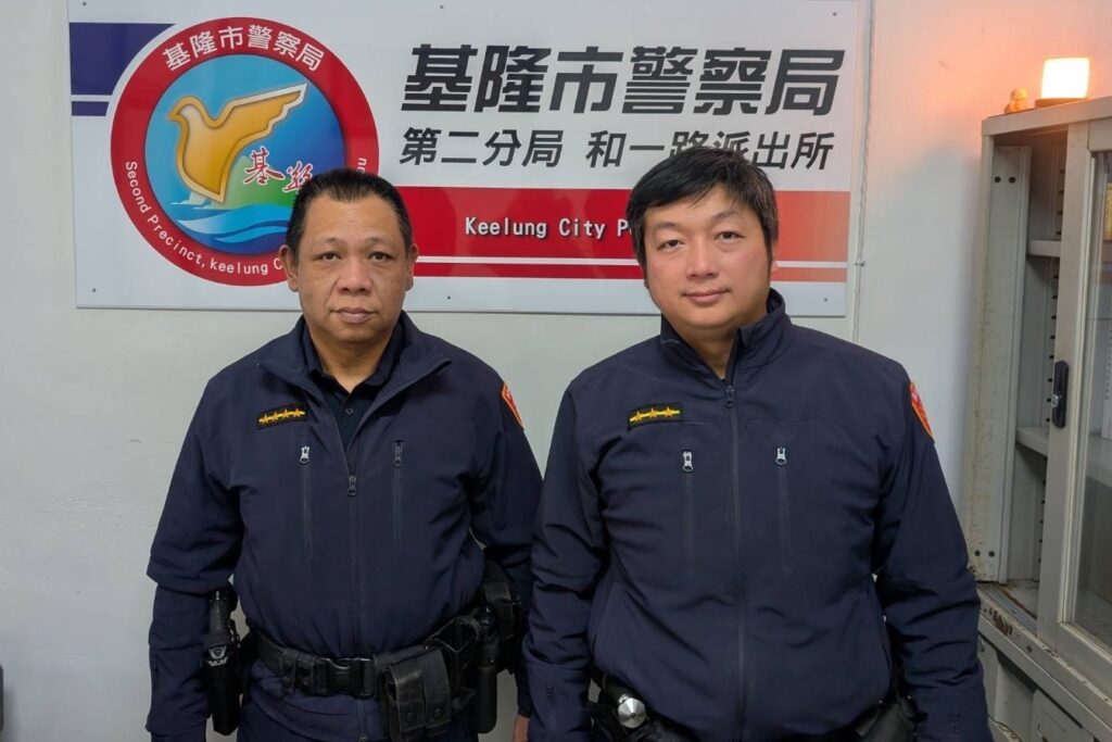 寒流來襲老翁倒臥路旁 基警積極協助就醫 23 MEITU 20260112 131933764
