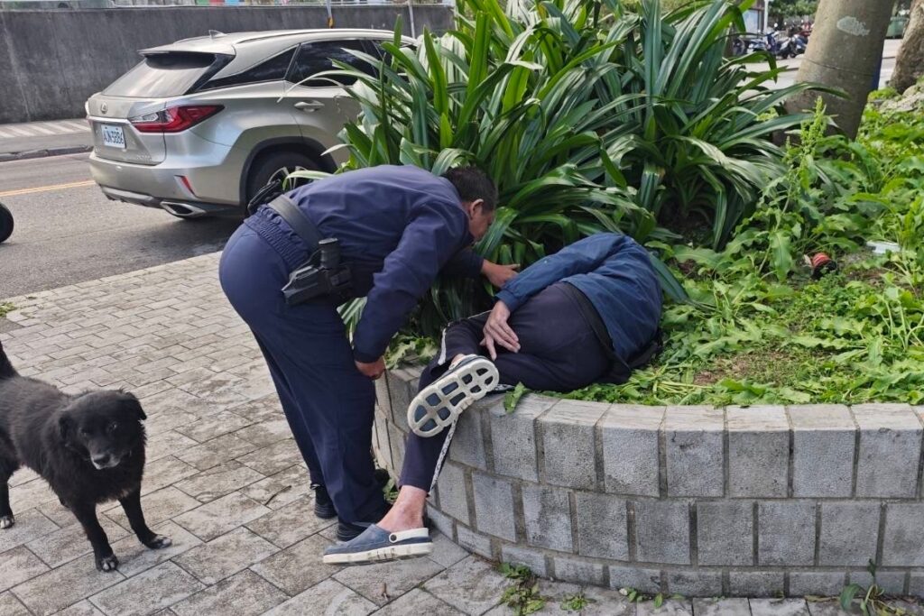 寒流來襲老翁倒臥路旁 基警積極協助就醫 24 MEITU 20260112 132003280