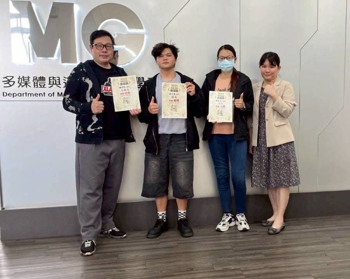 李昂文學微漫獎 龍華科大遊戲系擁抱多項獎座 19 《圖說》龍華科大多媒體與遊戲發展科學系主任盧大為(左一)與獲獎學生及指導老師沈芳序(右一)合影。〈龍華科大提供〉