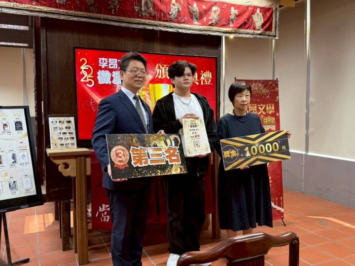 李昂文學微漫獎 龍華科大遊戲系擁抱多項獎座 20 《圖說》銅獎得主多媒體與遊戲發展科學系三年級游金盛同學(中)以作品〈暗夜〉榮獲新臺幣一萬元獎金。〈龍華科大提供〉