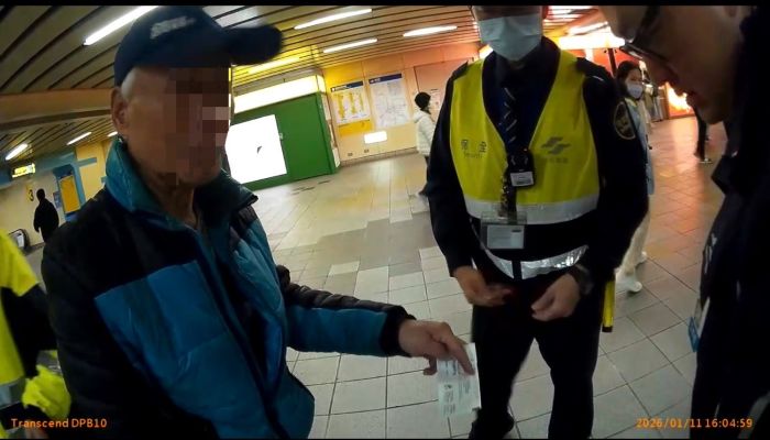 八旬翁手扶梯不慎跌 板橋警大實習生即時化解推擠 42 《圖說》板橋派出所所長張清翔、警大實習生林易攙扶老翁至安全處 。〈板橋分局提供〉