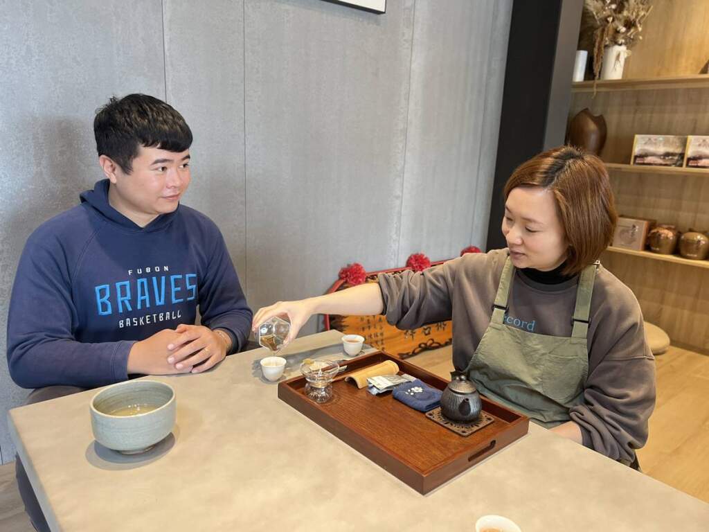 ▲溪頭「山間沏」以茶入餐,馮建綸打造年輕世代的茶生活空間。(圖/記者蘇彩娥攝)
