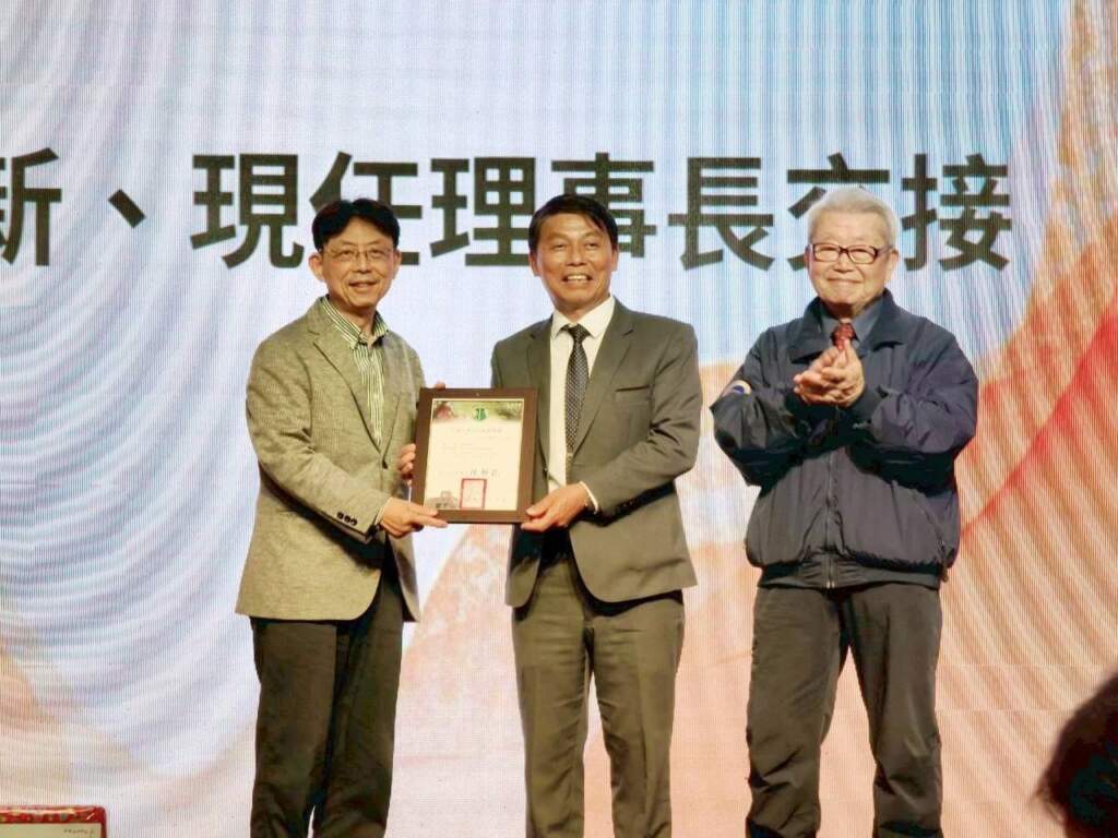 ▲大葉大學方文昌校長(左)感謝徐炳欽理事長(中)任內的付出。（記者林明佑翻攝）
