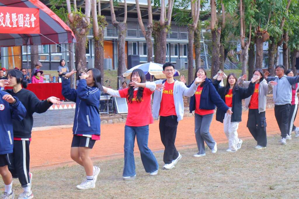 ▲中國醫大杏服醫學服務隊進校園,陪民和國中師生歡度校慶。(圖/中國醫大提供)