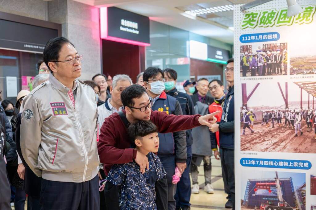 ▲ 桃園市長張善政參觀「桃園捷運綠線114年成果展」。
