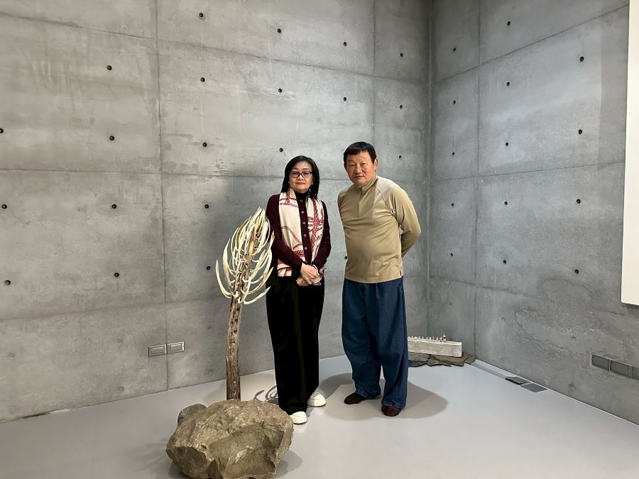 崇友文教基金會執行長唐秋鈴與無垢劇團團長陳念舟在展場內欣賞展品。(圖/記者賴淑禎攝)