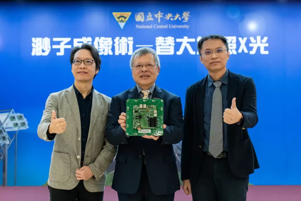 中央大學發表「渺子成像術(Muography)」創新研究成果,照片左至右:地科系陳建志教授、蕭述三校長和物理系郭家銘教授。