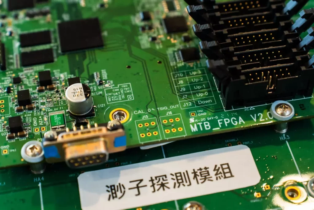 中央大學與中研院物理所團隊合作,自主研發新型態渺子探測器,具有小體積、低功耗、高穩定度的特性。