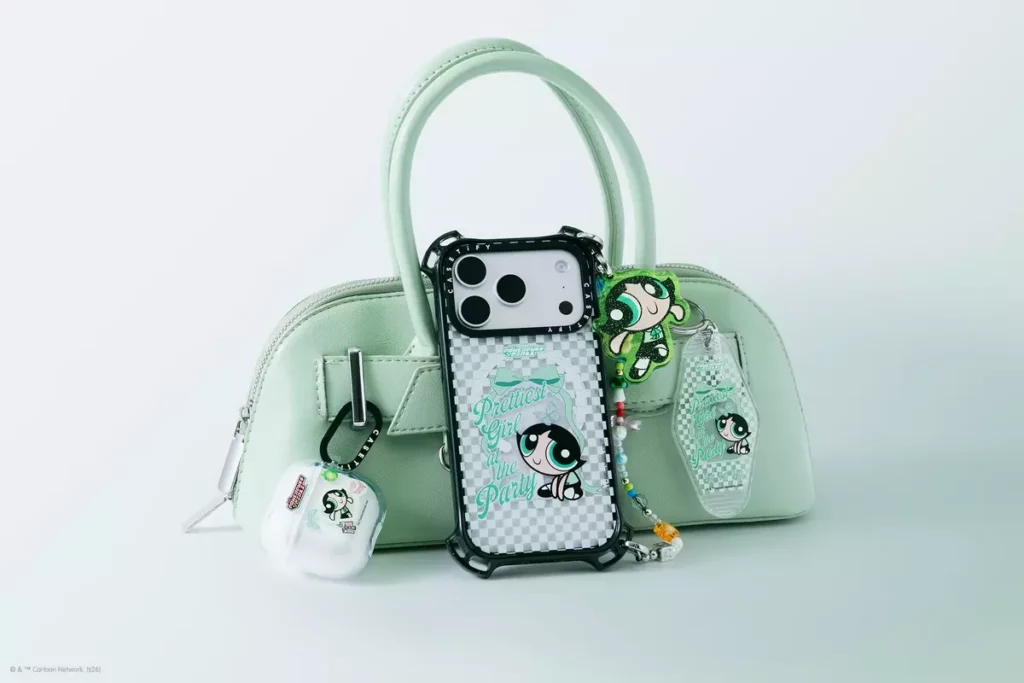 凡購買飛天小女警吊墜盲盒四入套組，即可獲得「童趣花園 Charm Keychain」串珠鑰匙圈一個（數量有限，送完為止），舉手投足盡是軟萌夢幻的少女氣息