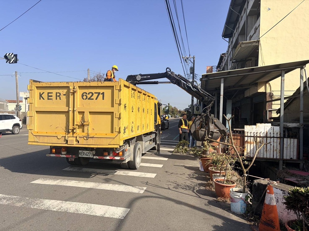 整頓市區占道亂象 雲林警攜手清潔隊還路於民 221 cnews204260112a13