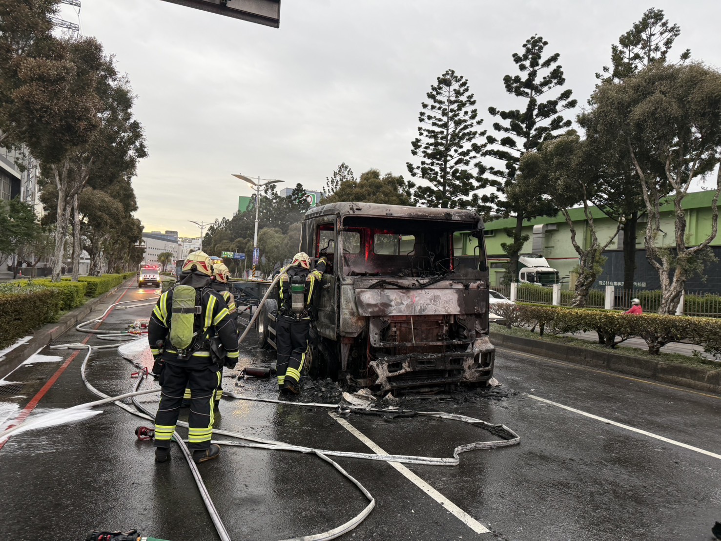【有片】中壢聯結車頭突自燃!整輛陷火海成廢鐵 警消緊急出動救援 S 60358718 0 0