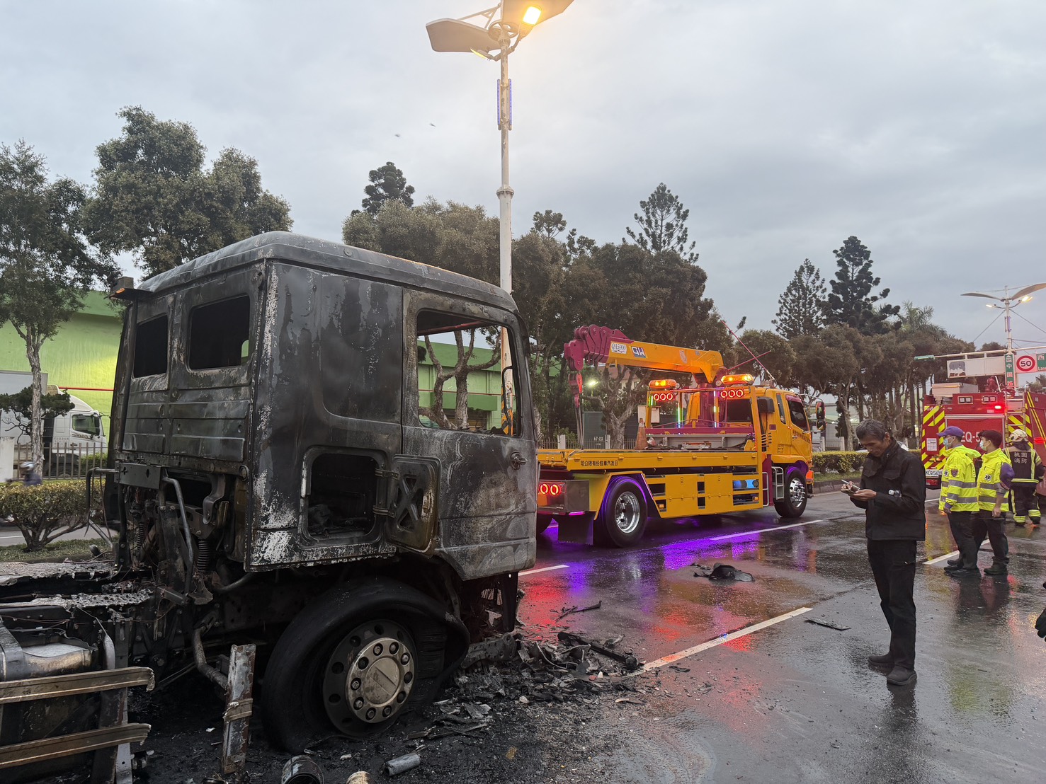 【有片】中壢聯結車頭突自燃!整輛陷火海成廢鐵 警消緊急出動救援 S 60358724 0