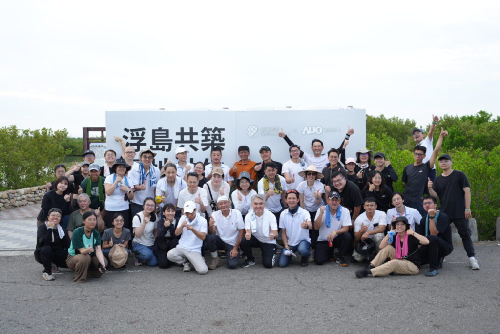 星耀開創跨域協作模式,年度開辦38場生態觀察實作。圖為雲林口湖辦理之生態浮島建置活動。(星耀提供)