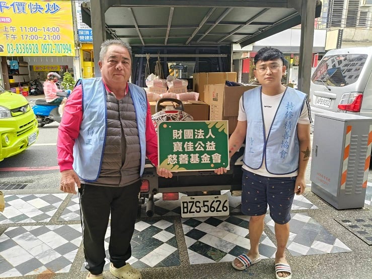 ▲村長及志工夥伴進行輸送物資到部落家庭。