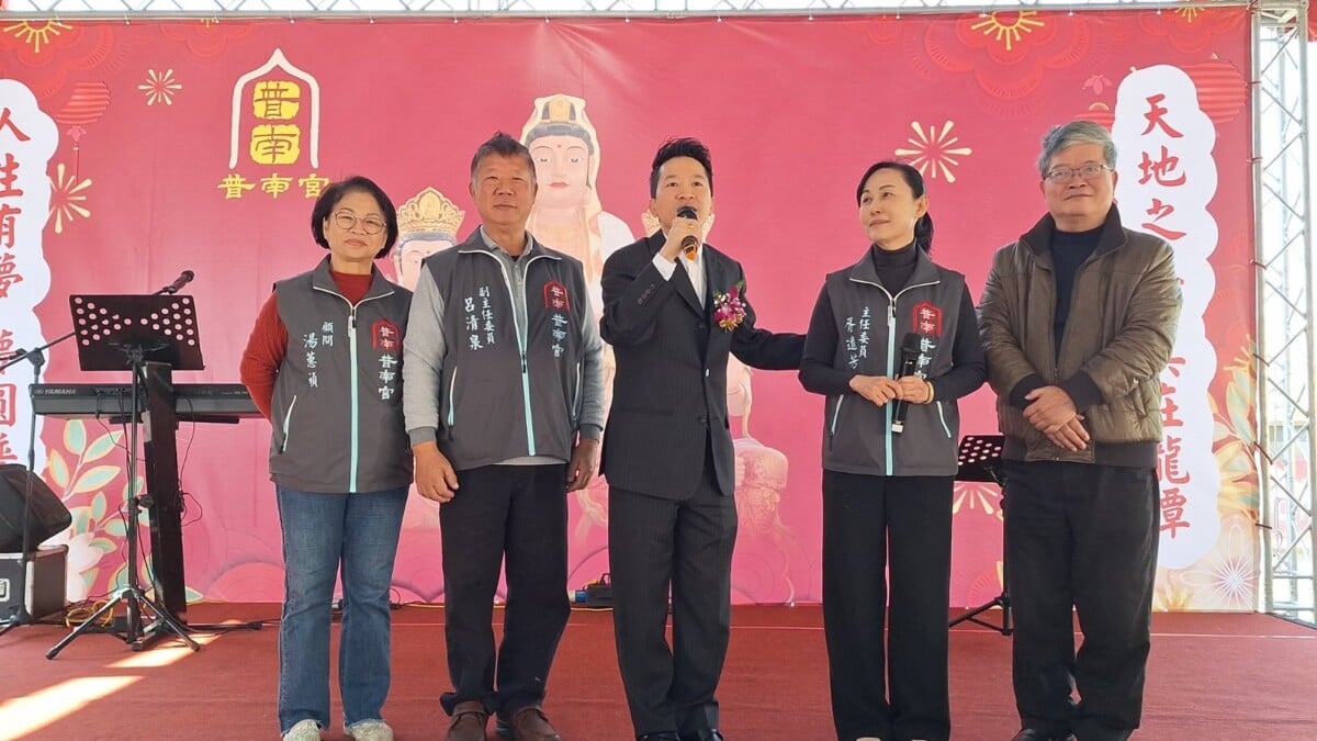 ▲桃園龍潭普南宮11日福宴貴賓雲集，包括總統府副秘書長何志偉(中)到場祝賀胥遠芳(右二)前主委回任領航。