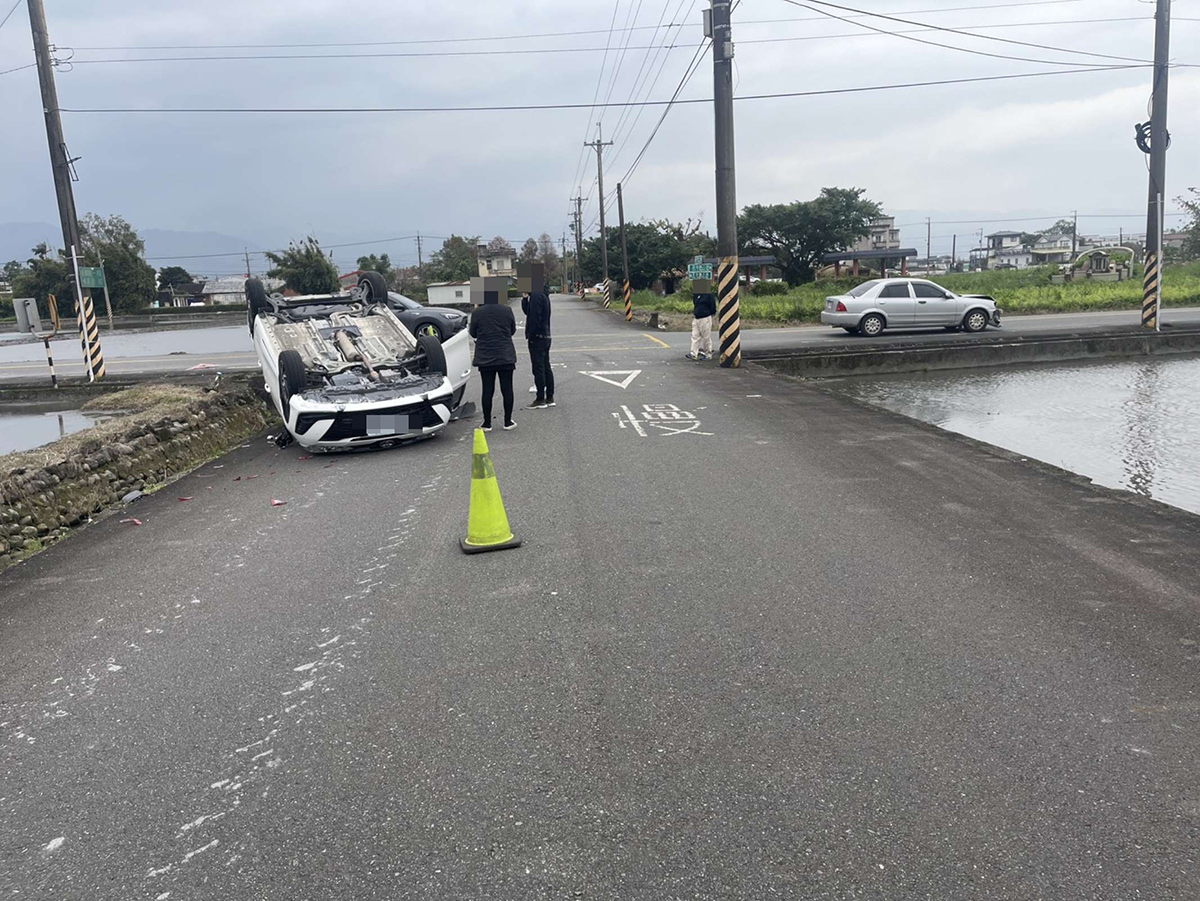 又是烏龜翻!鄉間小路兩自小客車碰撞 - https://www.watchmedia01.com