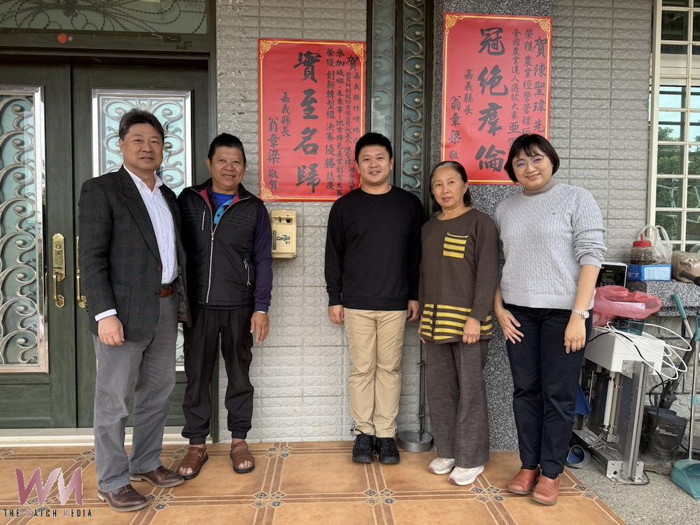 豬農陳聖瑋(右三)「創新轉型組」決賽「優勝」殊榮,縣府農業處許彰敏處長(左)及石蕙菱科長(右)代表縣長到府貼紅榜祝賀。(圖/嘉義縣政府提供)