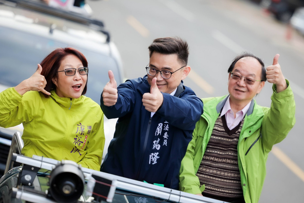 民主進步黨籍立法委員賴瑞隆（中）。（圖／資料照片，圖源：翻攝自賴瑞隆Facebook）