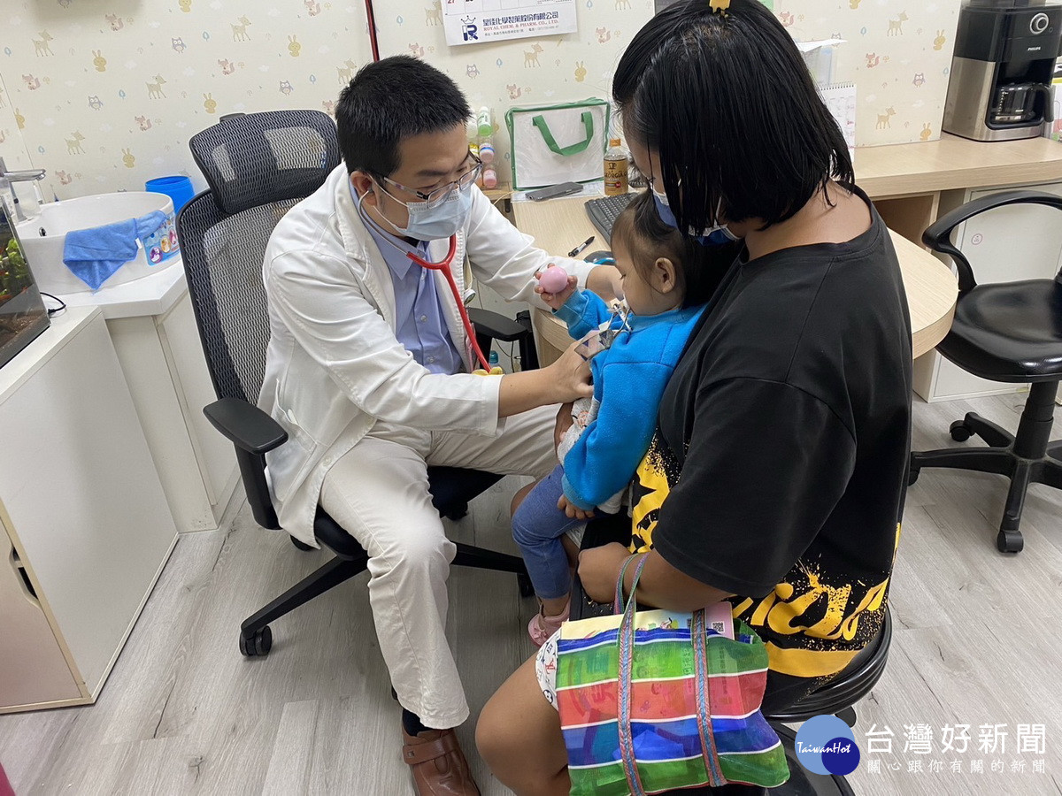 新手媽媽可選擇適合的醫療院所或醫師來協助照顧幼兒。（衛生局提供）