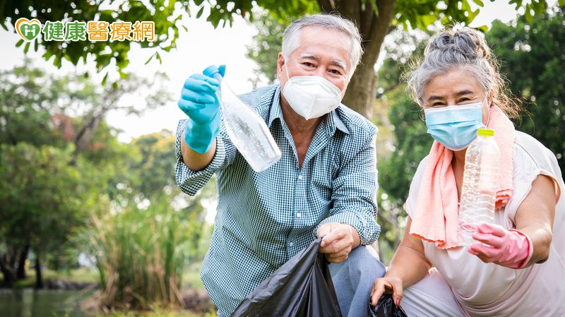 行善也能幫自己!研究:每週助人2小時 大腦老化減緩、失智風險降