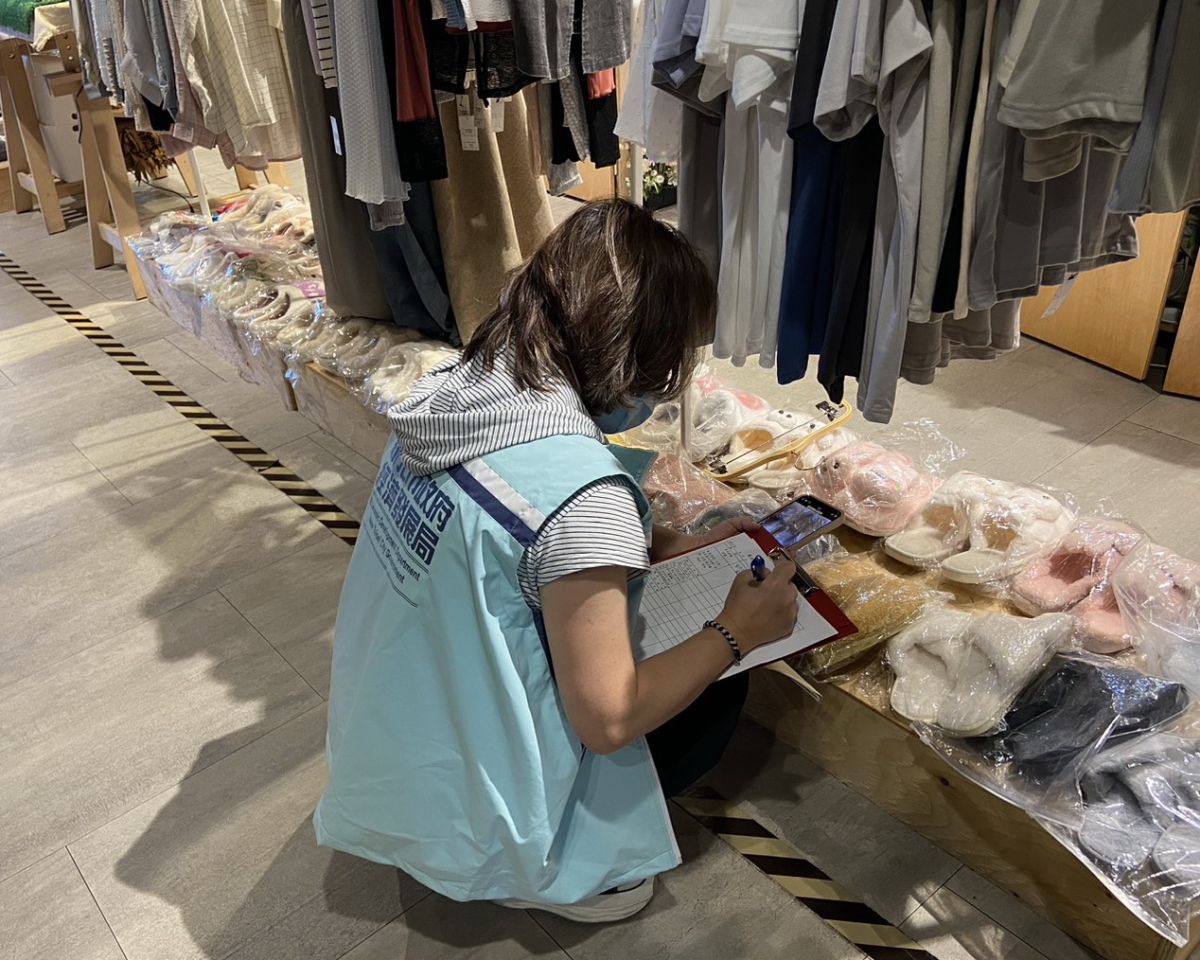 圖/經發局在發現商品標示不合格時,通常都先會輔導業者限期改善。(新北市政府經發局商提供)