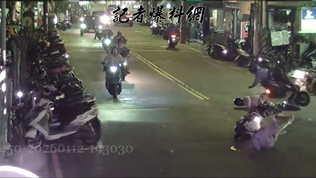中和機車尾隨前車左轉　撞翻對向2部直行機車