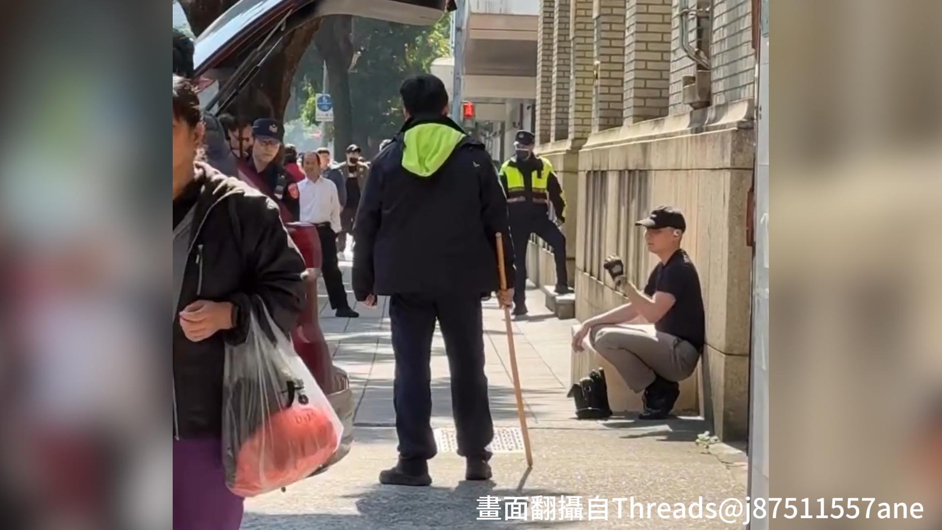 27歲張姓男子在人行道騎乘腳踏車時,與82歲周姓老翁因禮讓問題發生口角,雙方進而爆發肢體衝突。未料張男竟直接從隨身物品中抽出1把「戰術直刀」作勢恐嚇