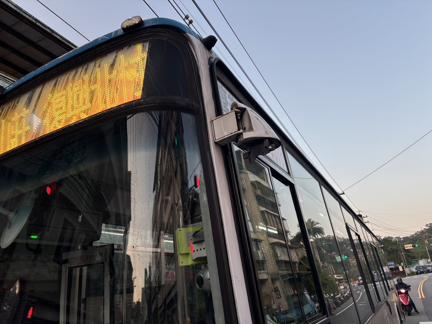 公車左照後鏡遭砂石車擦撞直接斷裂噴飛。