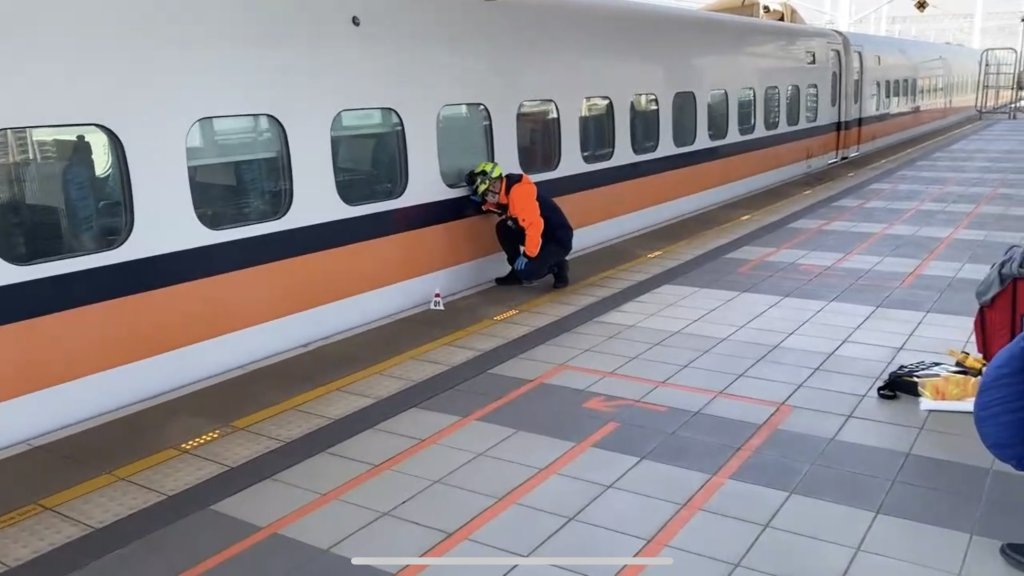 快訊／高鐵台南站落軌！男子慘死鐵軌　列車倒車回站內
