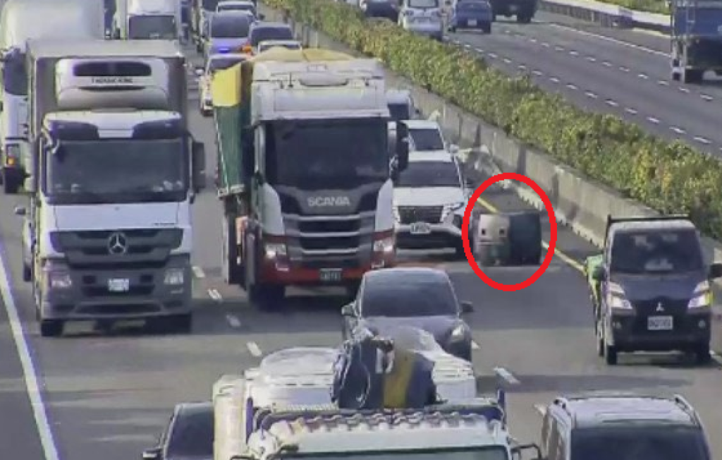 國道掉落塑膠桶肇事！-　害聯結車撞擊受損警方對駕駛開罰