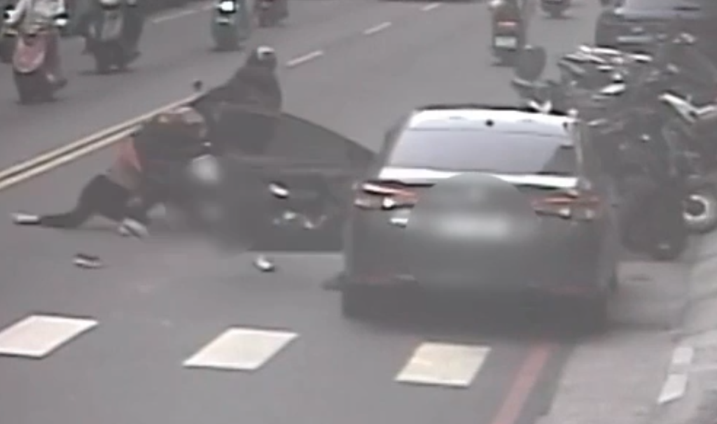 違停又肇事！-　新莊自小客車駕駛開車門擊落共乘機車夫妻
