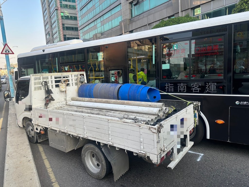 新莊中正路公車、小貨車路口劇烈碰撞　4乘客受傷送醫