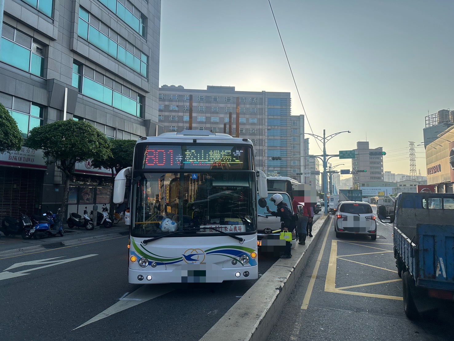 公車行經該路段路口時，不明原因突然左切，與1輛小貨車發生碰撞。
