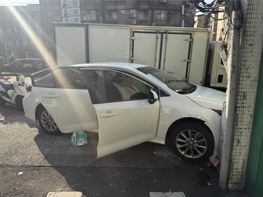 新北市莊姓男子與詐團相約面交,不過半途莊男察覺「有詭」,雙方在行駛的車內爆發激烈肢體衝突,導致車輛失控猛撞路邊騎樓樑柱。