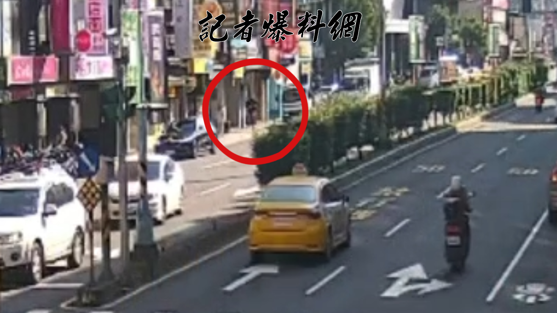 車輛自撞停下後,2名心虛的車手顧不得任務尚未完成,趕緊拉開車門分頭逃竄。