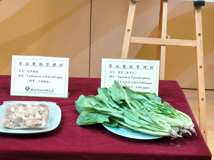 新北抽驗春節應景食品 2件不合格 即起發送簡易試劑 48 《圖說》檢出殘留農藥不合格的「巴西蘑菇」及「菠菜」樣品。〈記者葉柏成攝〉