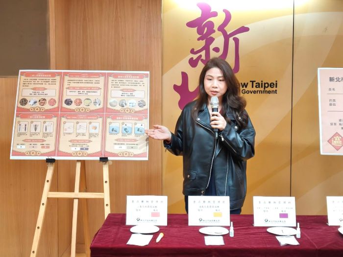 新北抽驗春節應景食品 2件不合格 即起發送簡易試劑 49 《圖說》食品藥物管理科長楊舒秦說明簡易試劑使用方法。〈記者葉柏成攝〉