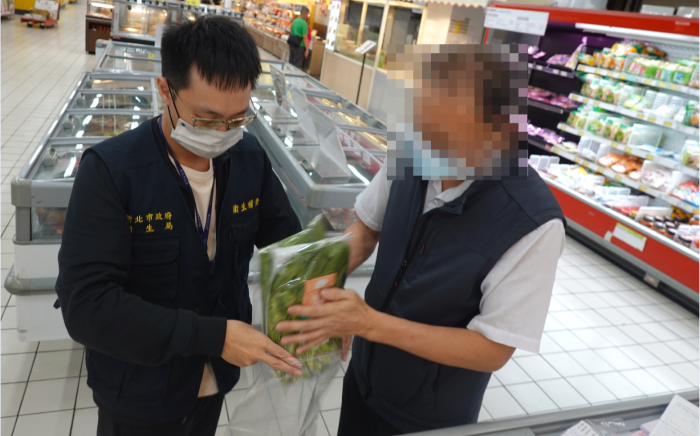 新北抽驗春節應景食品 2件不合格 即起發送簡易試劑 50 《圖說》新北市政府衛生局至量販店抽驗菠菜。〈衛生局提供〉