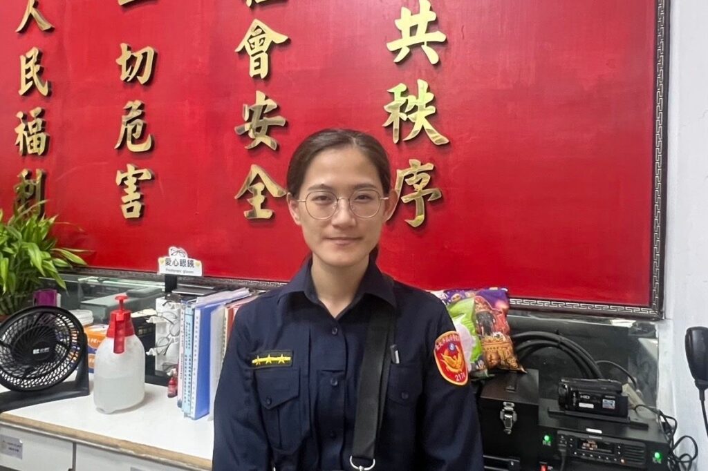 老翁獨坐輪椅迷途街頭 萬華警熱心助返家 37 %E5%BC%B5%E7%A7%80%E5%A6%82